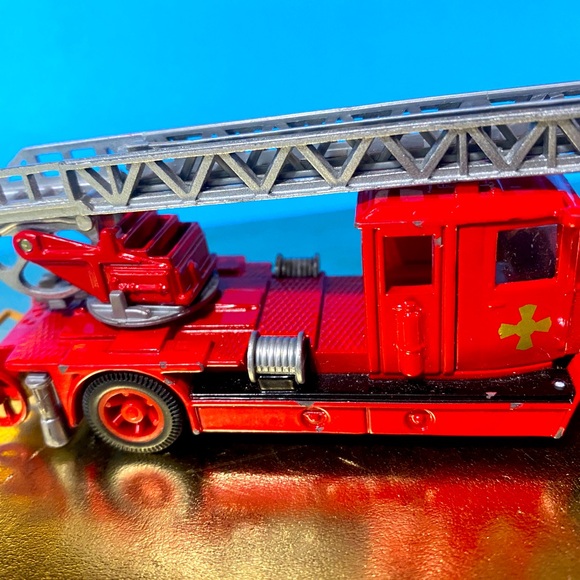 MATCHBOX 2000 FIRE ENGINE LADDER TRUCK 1932 MERCEDES BENZ L5 METAL DIE CAST 5” - Picture 2 of 8
